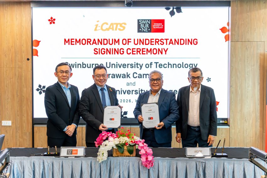 Ir. Professor Lau Hieng Ho (centre left) and Professor Emeritus Datuk Ts. Dr. Mohamad Kadim Suaidi (centre right) display the signed MoU, as James Ho (left), Director of Communications & Relations, Swinburne Sarawak, and Professor Dato’ Dr. Shazali Bin Abu Mansor (right), Deputy Vice Chancellor (Research & Innovation), i-CATS, look on.