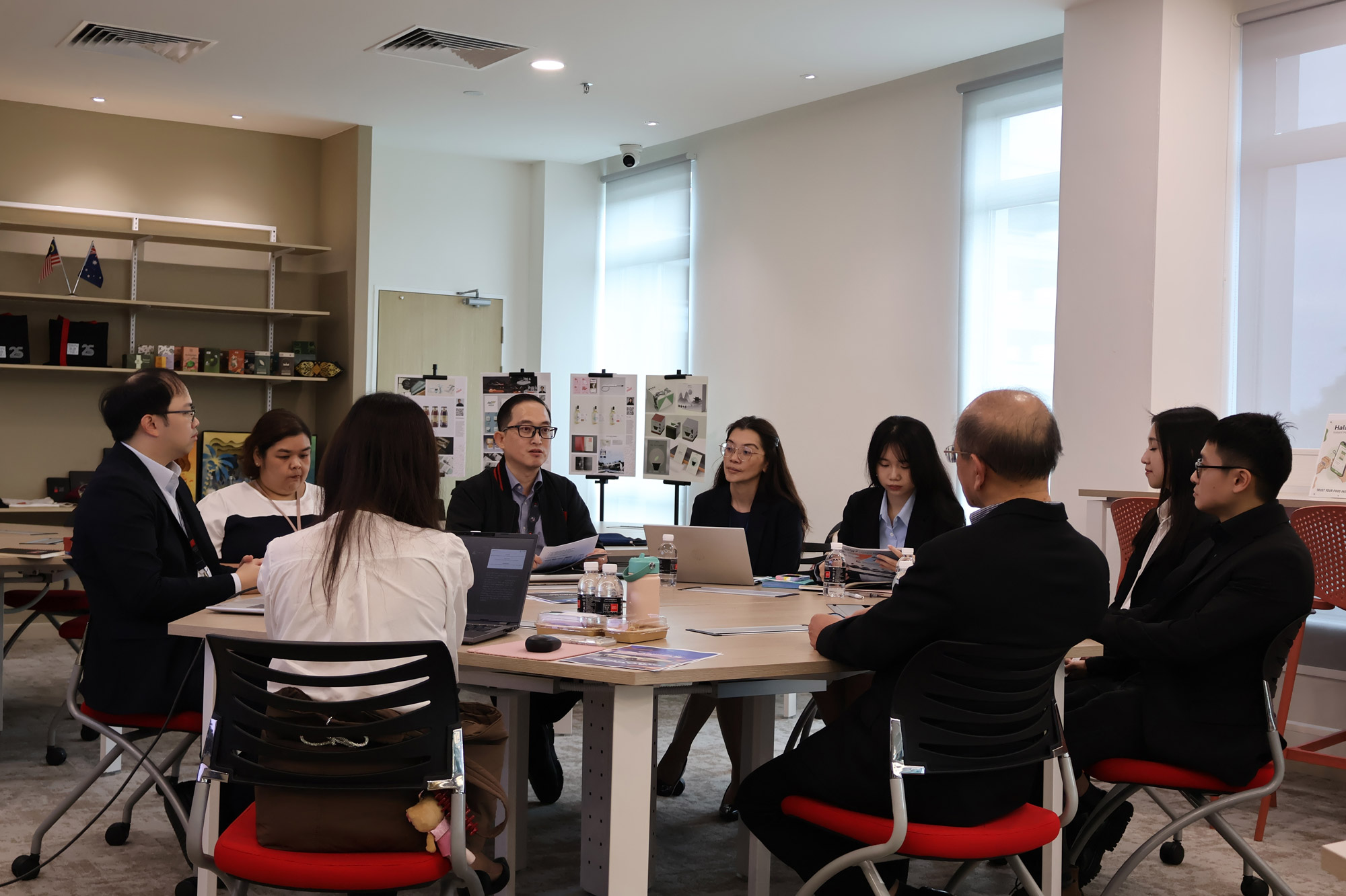 Representatives from Swinburne Sarawak and Melinau EV discuss the research project.