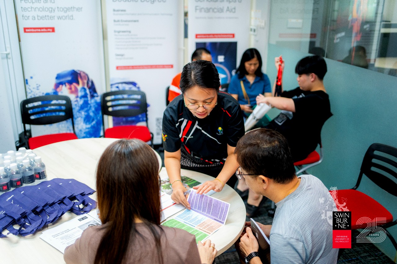 financial assistance Swinburne Sarawak FTES merit bursary BP40 diploma bursar