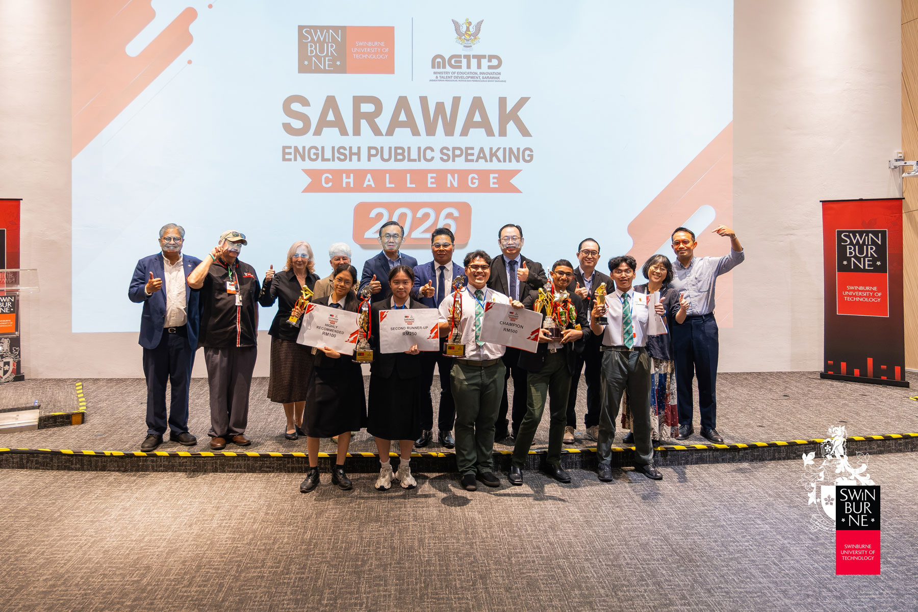 The five finalists (front row, from left), Nicole, Celine, Lois, Inesh, and Lazarus, with Dr Les Anak Met (back row, sixth from left), Deputy Director, School Management Sector, JPNS; Ir Professor Lau Hieng Ho (back row, fourth from right), Pro Vice-Chancellor and Chief Executive Officer, Swinburne Sarawak; university representatives; and judges.