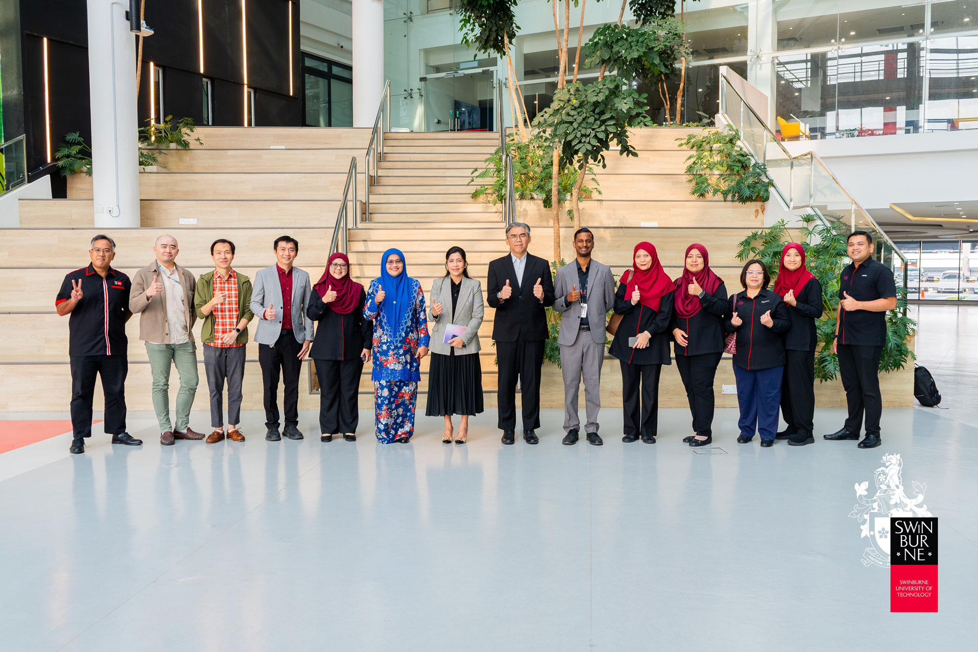 A group photo taken during a campus tour with YBrs Puan Yusnieza Syarmila binti Yusoff (sixth from left), MyIPO representatives, and Swinburne Sarawak representatives