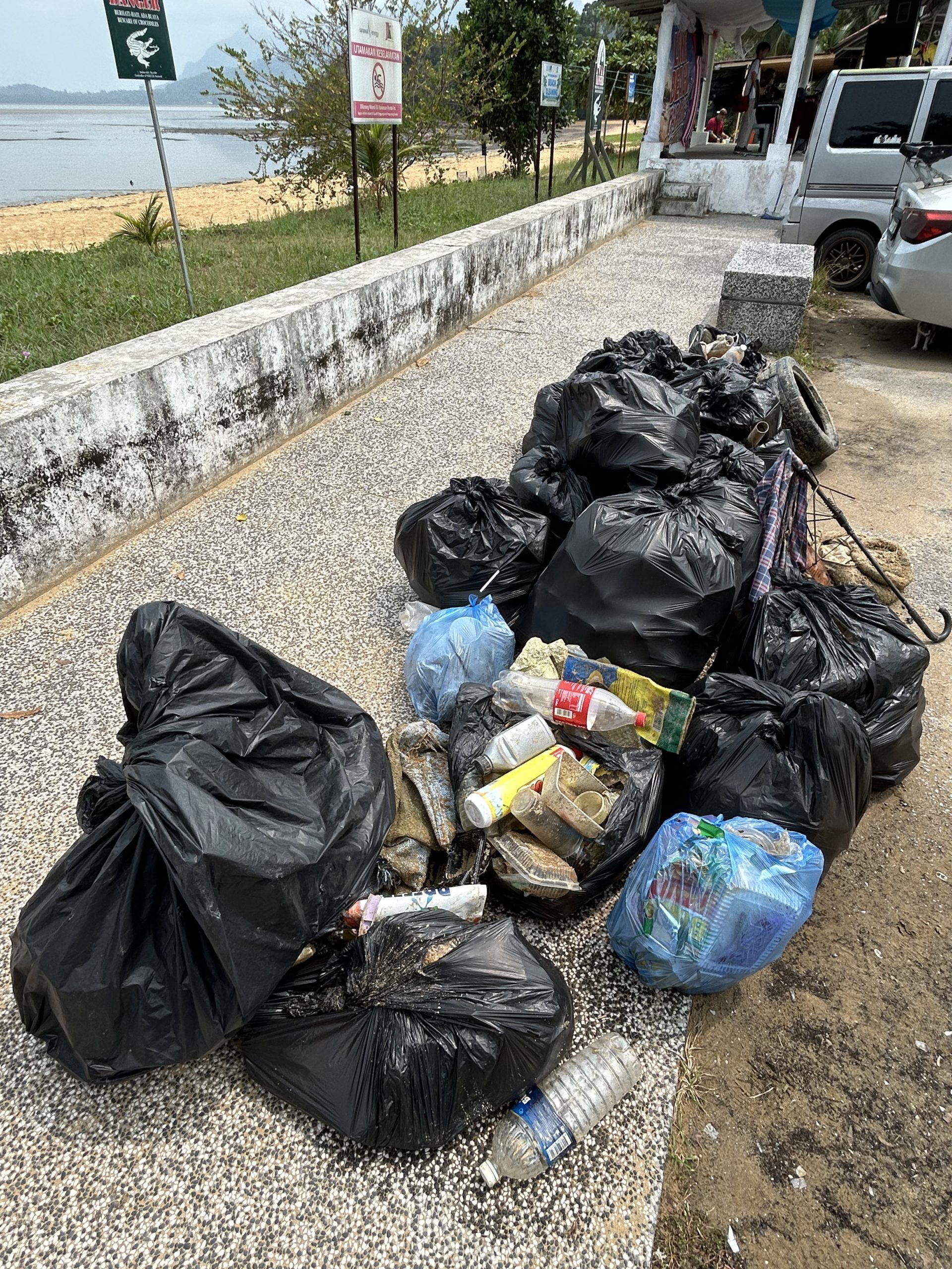 The collected rubbish during the Beach Clean-up for Swinburne Sarawak’s SDG Carnival
