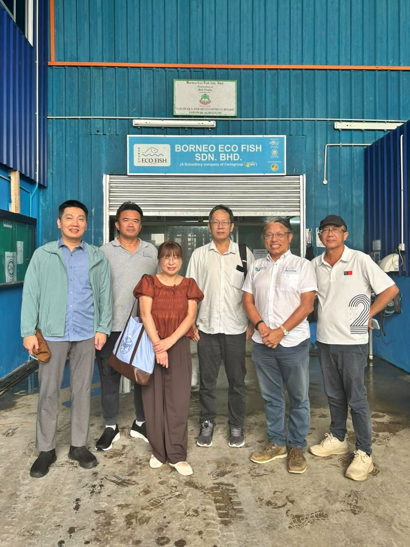 Dr Tan Vie Ming (left), (from third left) Dr Rebecca Lee Su Ping, Ts Dr Tan Lee Tung, Thomas Hii Tiong Kong, and Ts Dr Richard Belanda Dagang during their visit to Batang Ai on 23 September 2026.