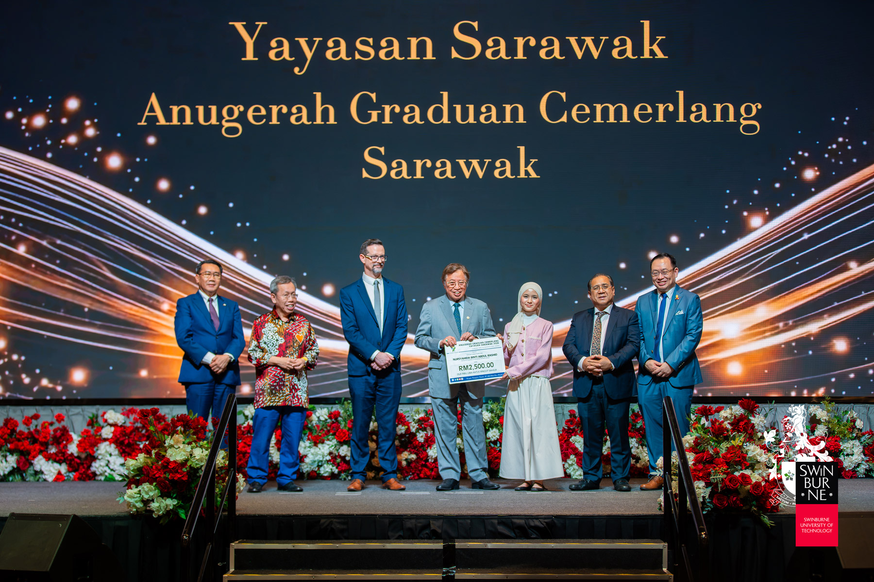 The Right Honourable Datuk Patinggi Tan Sri (Dr) Abang Haji Abdul Rahman Zohari bin Tun Datuk Abang Haji Openg (centre) presents Yayasan Sarawak’s “Anugerah Graduan Cemerlang Sarawak” to Nursyahida binti Abdul Rashid (third from right).
