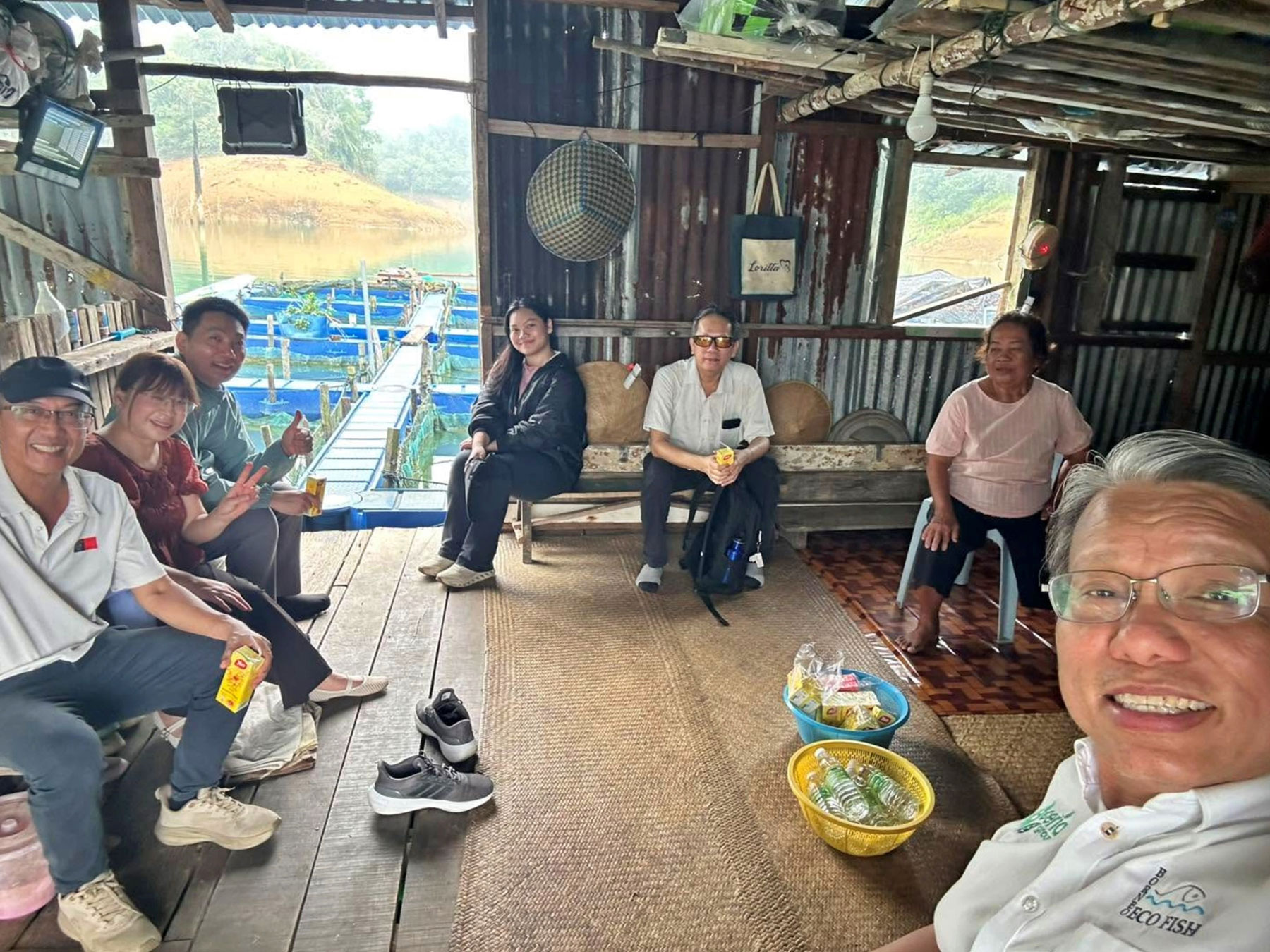 (From left) Ts Dr Richard Belanda Dagang, Dr Rebecca Lee Su Ping, Dr Tan Vie Ming, and Thomas Hii Tiong Kong (right) during their visit to fish farmers at Batang Ai on 23 September 2026.