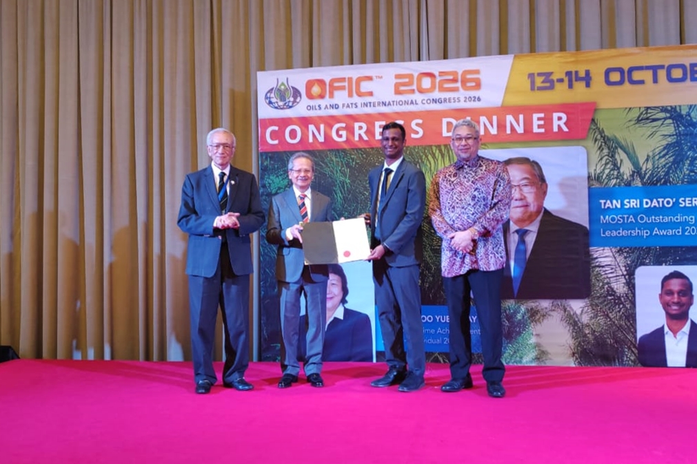 Professor Viknesh (second from right) receives the MOSTA Young Scientist Award 2026, presented at OFIC 2026.